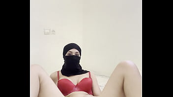 Gadis Muslimah Arab Berjilbab Menggoda Dirinya, Mainkan Memek Dan Klitoris, Fantasi Erotis Sendiri