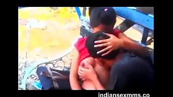 Memuaskan Hasrat Dengan Payudara Desi Yang Menggoda