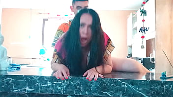 Induk Tiriku Yang Seksi Menggoda Di Dapur, Tubuhnya Bergoyang Liar Di Atas Batang Anak Tirinya.