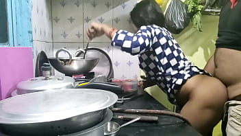 गांव से आई भोली बाई को कुछ पता नहीं था, मालिक ने मौका देखकर उसकी चुदाई कर दी
