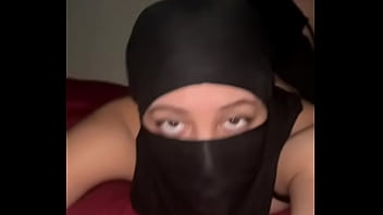 Tampilan Pantat Muslimah Berhijab – Gadis Arab Nakal Menggoyangkan Bokong Dan Memainkan Bokongnya Yang Menggairahkan