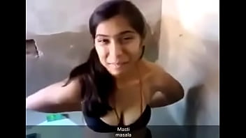 Gadis Desi Seksi Melepaskan Pakaiannya Dengan Gerakan Menggoda