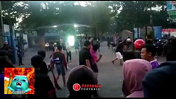 Baku Hantam Brutal Di Tribun: Persik Vs Psim – Deru Nafsu Dan Tubuh Berkeringat Di Liga Indonesia