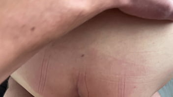 Ibu Tiriku Sedang Bersih-bersih Dengan Gaya Seksi, Pantatnya Yang Ketat Membuat Kontolku Tegang Dan Akhirnya Kusodomi Dia