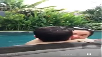 Bercinta Liar Di Kolam Renang Saat Siaran Langsung