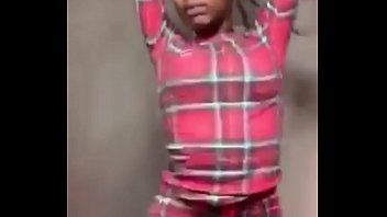 Asian Doll Menggoyangkan Bokong Montoknya Yang Seksi Di Instagram Live Sambil Menyanyikan Lagu Barunya, Dengan Gerakan Mulut Yang Menggoda Dan Memikat.