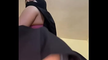 Gadis Berhijab Solo Dengan Pantat Arab Gede Yang Bulat Dan Montok Mainin Bokongnya Yang Menggoda