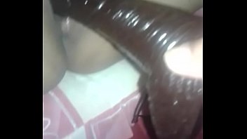 Malam Panas, Lihat Betapa Basah Dan Hangatnya Memek Cewek Indonesia Saat Ditusuk Dildo Hitam Besar