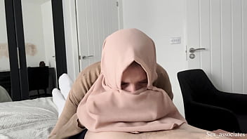Ibu Tiri Arab Menggoda Anak Laki-laki Yang Tangannya Patah Dengan Rayuan Mesra
