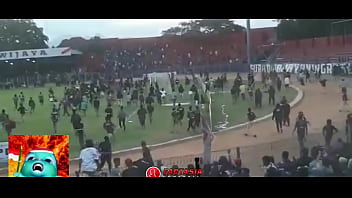 Gaya Brutal Penggemar Indonesia Saat Menggila Di Tribun