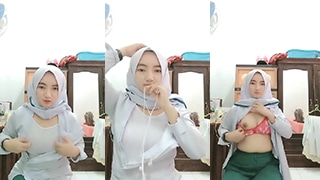 Perawat Genit Buka-bukaan Di Live Show Yang Bikin Panas
