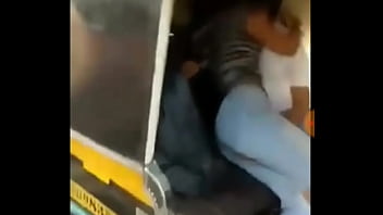 Lebah India Yang Bergairah Bercumbu Di Dalam Bajaj