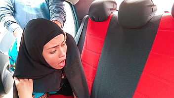 Ibu Tiri Berhijab Digoyang Di Dalam Mobil
