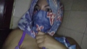 Ibu Milf Berhijab Arab Asli Bermasturbasi Saat Suami Di Kamar Lain, Memancurkan Vagina