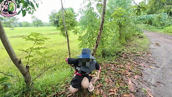 สาวไทยเดินป่าแอบเยี่ยวแล้วเผลอโชว์หีริมทาง
