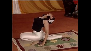 Pose Yoga Yang Bikin Ranjang Bergoyang – Tingkatkan Gairah Seksual Dengan Gerakan Erotis Avneesh Tiwari