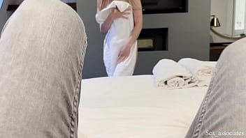 Ibu Tiri Ketahuan Aku Mengintipnya Mandi Di Kamar Hotel Yang Kami Bagi Berdua.