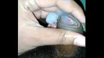 Desi Jantan Mengocok Kontolnya Hingga Meletus