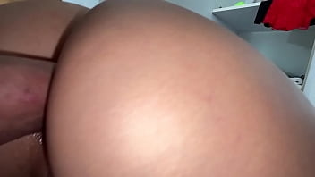 Ibu Tiri Sedang Merapikan Barang-barang Ketika Anak Tirinya Mendekat Dan Meminta Hubungan Intim. Anal Dan Blowjob.