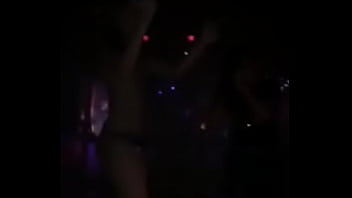 Menggoda Dengan Gerakan Sensual