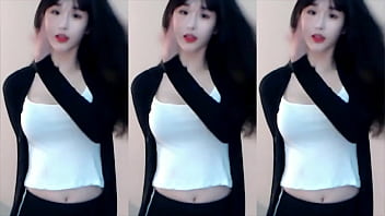 Cô Gái Trung Quốc Mặc áo Hai Dây Phóng Mình Trên Tàu Lượn Siêu Tốc