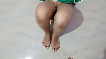 अकेली बहू को ससुर ने सफाई करते वक्त जबरन चोदा