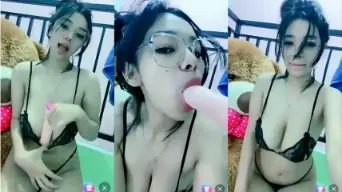 Cewek Mata Indah Mengulum Dildo Secara Langsung