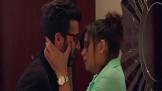 Ciuman Bergairah Bintang Bollywood Yang Menggoda