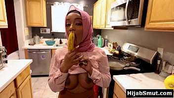 Gadis Muslimah Berkulit Gelap Belajar Teknik Oral Yang Memuaskan