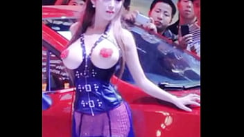 Modelo China Sensual Con Curvas Voluptuosas Y Pechos Exuberantes