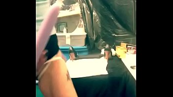 Wanita Dewasa Bergairah Membungkuk Dan Membuka Lebar Liang Kemaluan Serta Pantatnya, Merayu Untuk Dimasuki Alat Kelamin Pria.