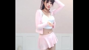 Angela Manjusaka: Gerakan Tarian Menggoda Dari Streamer Seksi Tiongkok