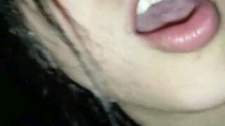 Gadis Cantik Dengan Payudara Kendur Naik Di Atas Penis