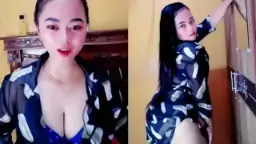 Gadis Cantik Meremas Payudara Berbalut Beha Biru