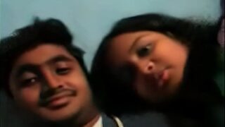 Kakak Mesum Menggila-gilakan Adiknya Di Belakang Orang Tua Mereka