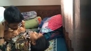 Pria Yang Baru Bertunangan Nikmati Bercinta Dengan Pacar Polosnya