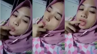 Ukhtie Vcs Sange Gila, Mulutnya Mengulum Jari Dengan Nafsu Membara