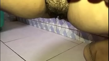 Desi Pacar Cantik Kencing Dengan Sensual