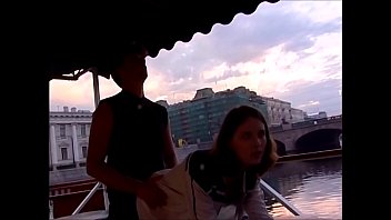 Gadis Remaja Rusia Manis Melayani Wajahnya Untuk Ledakan Sperma Besar Di Wajahnya!