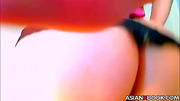 Gadis Asia Menggoda Di Depan Kamera Dengan Gerakan Sensual