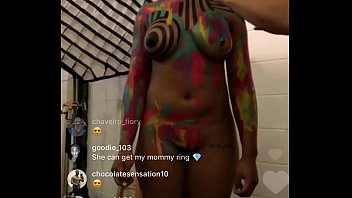 Tetesan Puting Susu Tak Sengaja Di Siaran Langsung Instagram