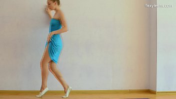 Mostik Si Pesenam Seksi Menggoyangkan Tubuhnya Dengan Gerakan Super Panas