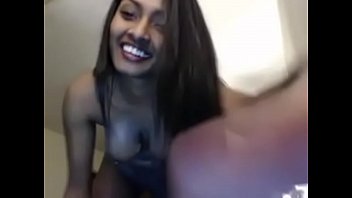 Gadis Webcam Desi Mainkan Lotion Dengan Sensual