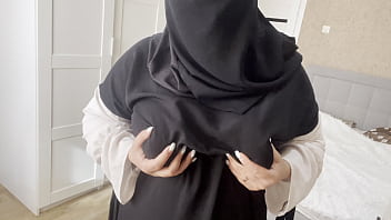 Istri Arab Teman Memamerkan Payudaranya