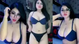 Babyfe Berkacamata Dengan Payudara Besar Dan Montok
