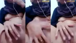 Cewek Berjilbab Sange Colmek Sambil Mengaduh Nikmat