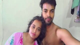 Cowok Kampus Ngentot Memek Pacarnya Di Depan Webcam Dalam Adegan Panas Ala Desi
