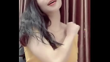 Tay Ngang Vú Trần Căng Tròn Nóng Bỏng Trên Bigo Live
