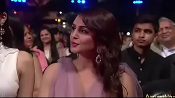 Gadis India Yang Menggoda Dengan Lekuk Tubuh Yang Memabukkan