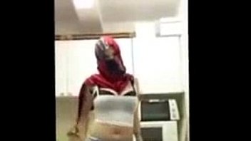 Desi Memamerkan Diri Dengan Dua Jepretan Panas